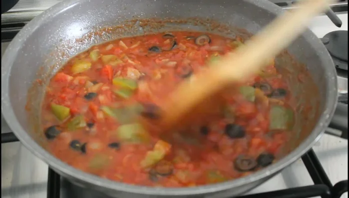 Ajouter le cabillaud à la sauce.