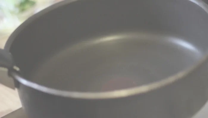 Dans une sauteuse à feu vif, faire chauffer 2-3 cuillères à soupe d'huile.