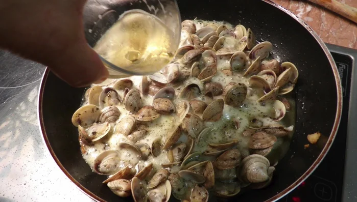 Verser le vin blanc dans la poêle.