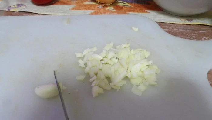 Couper les deux gousses d'ail en petits morceaux.