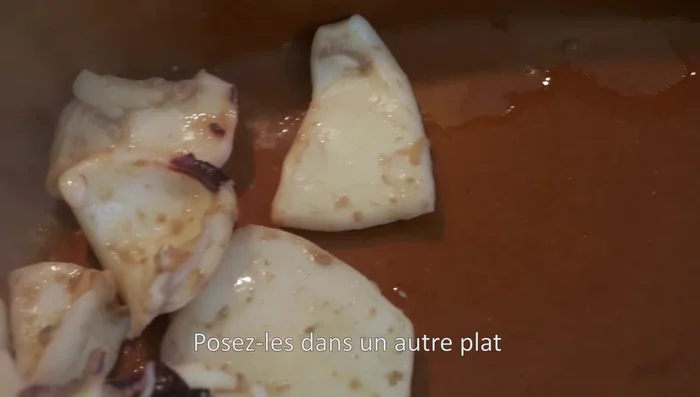 Une fois l’eau évaporée, retirez les seiches de la cocotte. Déglacez la cocotte avec du vin blanc.