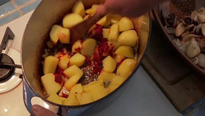 Ajoutez le concentré de tomate.