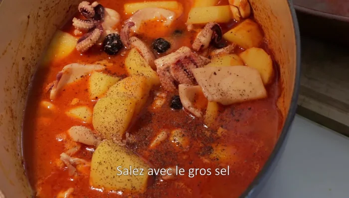 Ajoutez le safran, le piment d'Espelette et le bouquet garni (thym, laurier).