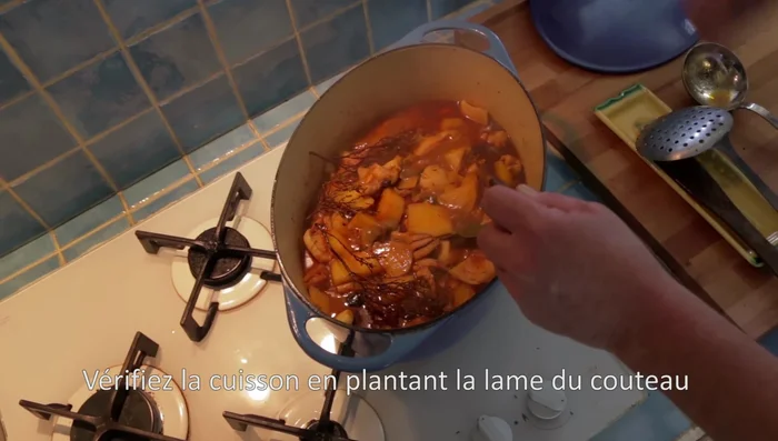 Vérifiez la cuisson des seiches et des pommes de terre.