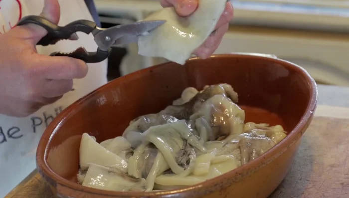 Découpez les seiches en morceaux. Ne jetez pas le foie, il apportera du goût au plat.
