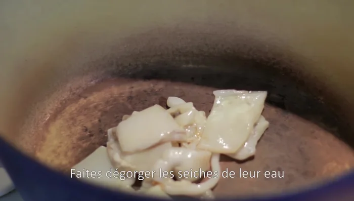 Faites dégorger les seiches dans une cocotte avec de l’eau. Attendez que l’eau s’évapore.
