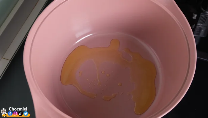 Faire dorer les morceaux de bœuf dans une cocotte avec de l'huile d'olive. (facultatif: ajouter des morceaux de lard ou poitrine fumée)