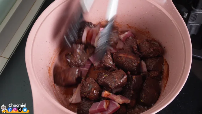 Ajouter la marinade filtrée et tous les aromates à la cocotte.