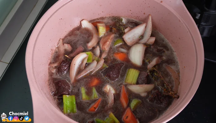 Laisser mijoter à feu vif pendant 5 minutes pour réduire la sauce. Puis, baisser le feu au minimum et laisser mijoter pendant 3 à 4 heures.
