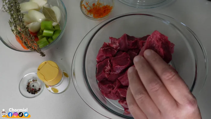 Couper le bœuf en gros cubes.