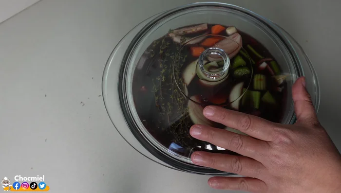 Ajouter le bœuf dans la marinade. Couvrir et laisser mariner au frais pendant 48 heures (minimum une nuit).