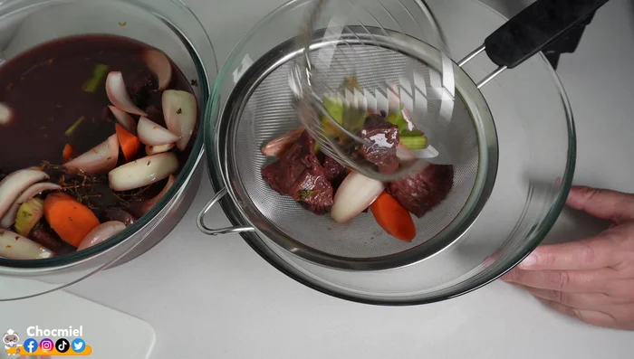 Filtrer la marinade et réserver.