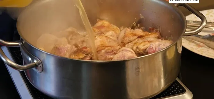 Déglacer avec le bouillon de poule.