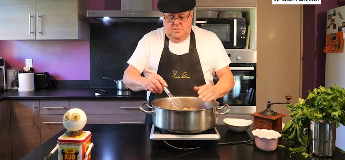 Pour épaissir la sauce, préparer un mélange d'eau et de maïzena. Ajouter petit à petit au lapin.
