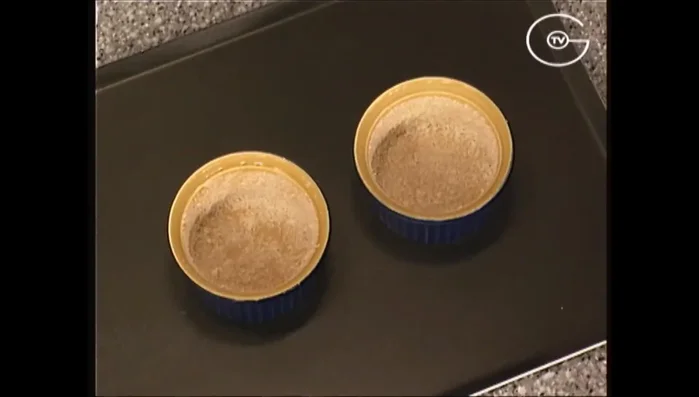 Recouvrir l'intérieur de moules avec du parmesan râpé.