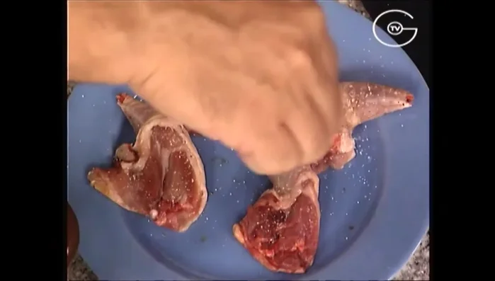 Pendant ce temps, faire cuire les cuisses de cailles : assaisonner avec un filet d’huile d’olive et une noix de beurre. Faire dorer 5 minutes à feu doux de chaque côté. Égoutter sur une grille.