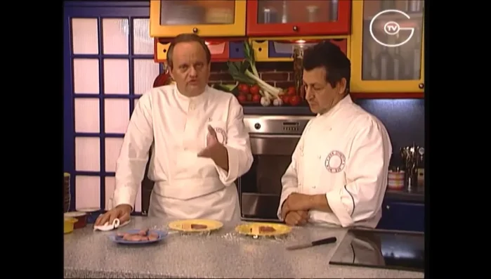 Demander à son boucher de désosser deux cailles, de retirer la peau et de préparer les cuisses.