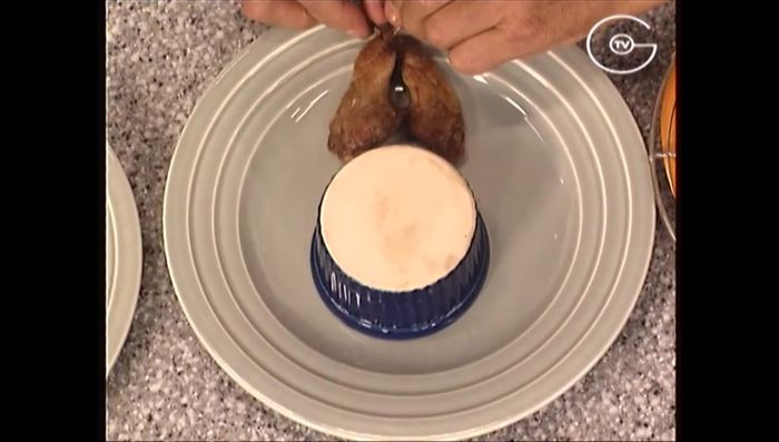 Servir les pâtés de polenta avec les cuisses de cailles et une sauce tomate.