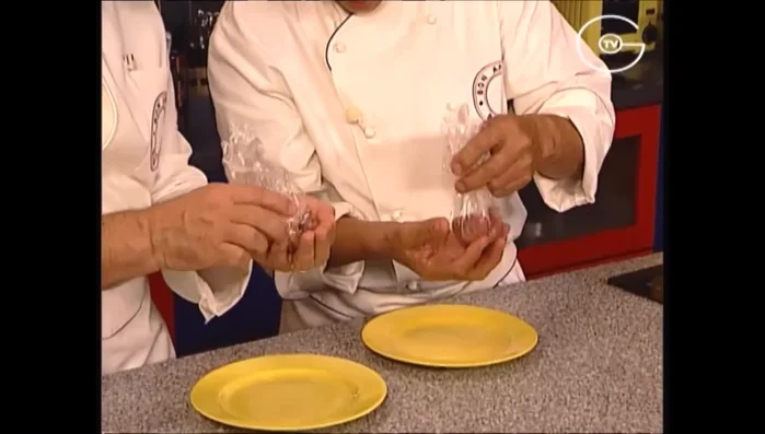 Envelopper chaque caille dans du film alimentaire pour faciliter le moulage. Réfrigérer pendant au moins 15 minutes.