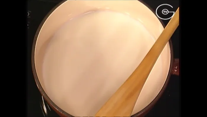 Préparer la polenta : faire bouillir le lait, puis ajouter la polenta en pluie. Laisser bouillir environ 5 minutes.