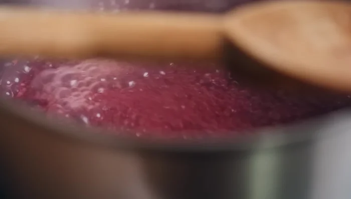 Ajouter du poivre et une pincée de sucre pour casser l'acidité du vin.