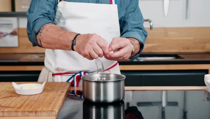 Monter la sauce au beurre froid en fouettant.
