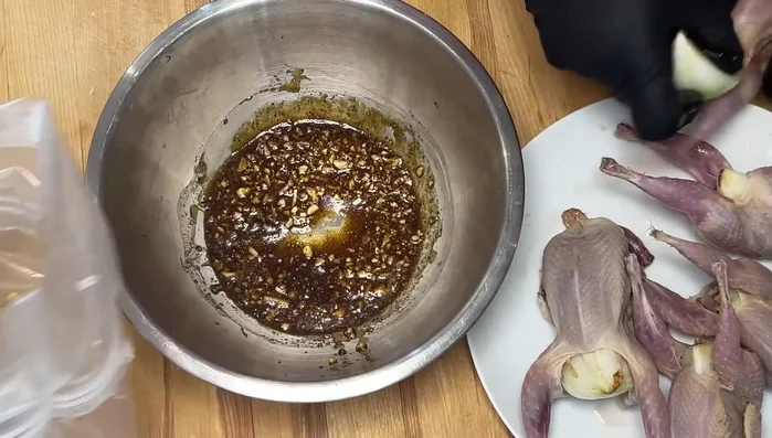 Placer les cailles dans un sac Ziploc, ajouter le reste de la marinade, refermer et réfrigérer pendant au moins 6 heures, ou toute une nuit.