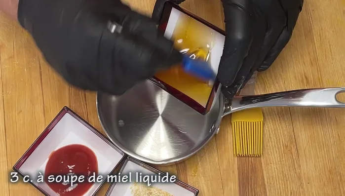 Préparer le glaçage: mélanger le miel, le ketchup et les graines de sésame.