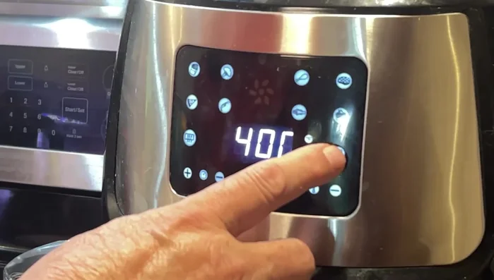 Préchauffer l'Air Fryer à 380 degrés Fahrenheit (193 degrés Celsius).