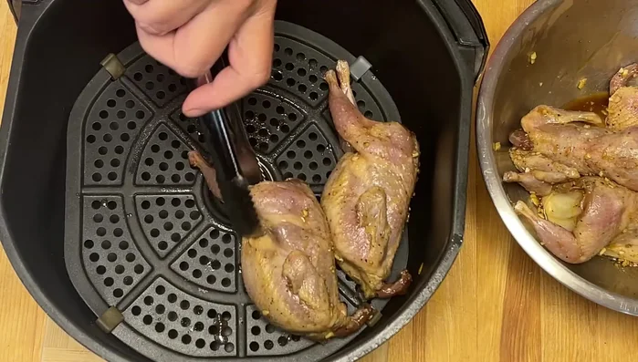 Placer les cailles dans le panier de l'Air Fryer sans les superposer.