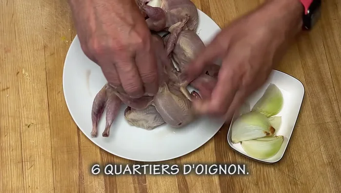 Insérer un quartier d'oignon à l'intérieur de chaque caille pour maintenir la forme et ajouter du goût.