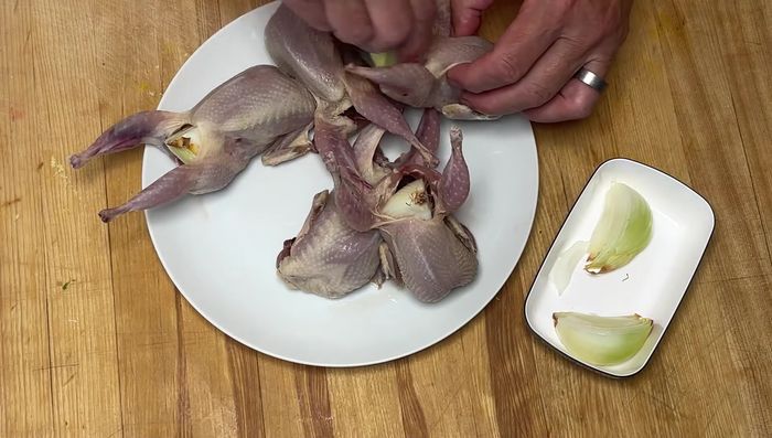 Préparer la marinade: mélanger le sel, le sucre, la poudre de poulet, le bouillon de poulet, les 5 épices, le poivre, l'ail, le vin de riz, la sauce soya, l'huile de sésame et la sauce aux huîtres.