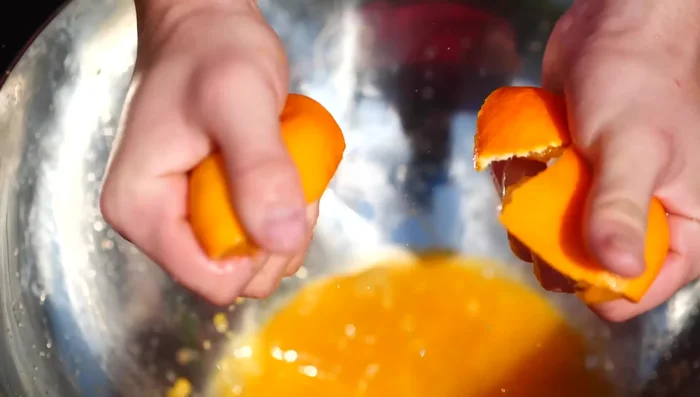 Marinade 1: Presser le jus de 15kg d'oranges. Mélanger le jus avec le miel, le poivre noir, le curry, l'huile d'olive et le sel.