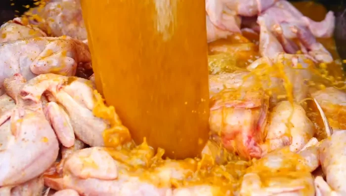 Mariner les cailles: Placer les cailles dans deux récipients distincts et les recouvrir de chaque marinade. Couvrir et laisser mariner au frais pendant 15 heures.