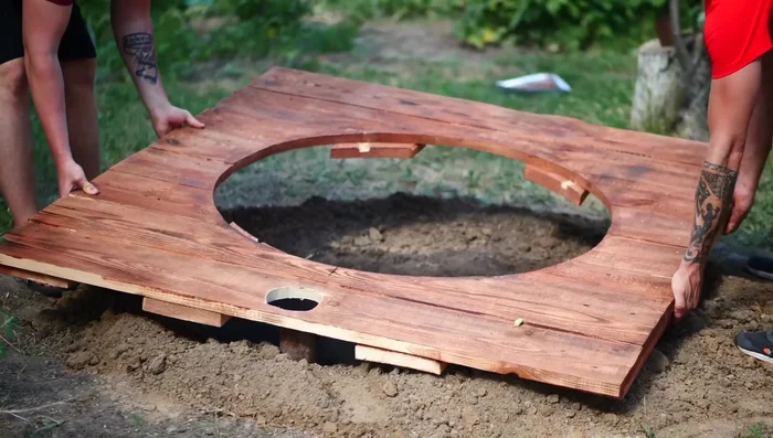 Cuisson des cailles: Placer les cailles dans le tandoor chaud. Ajouter des copeaux de bois de pommier pour la fumée. Laisser cuire pendant environ 1h20, jusqu'à ce que la température interne atteigne 67°C.