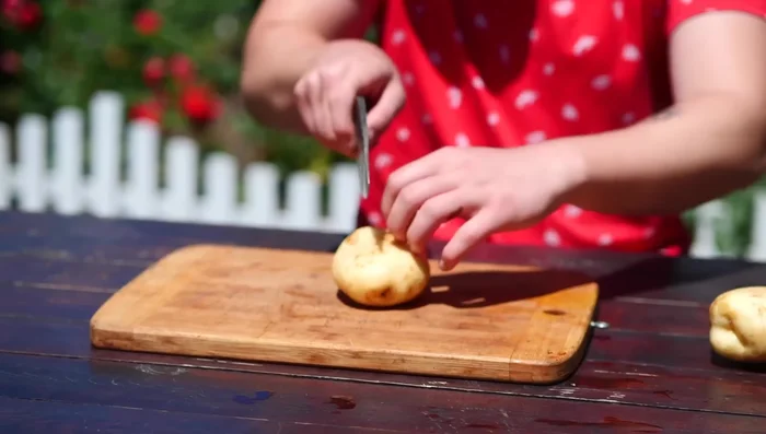 Préparation du ragoût: Couper les légumes (pommes de terre, tomates, courgettes, poivrons, oignons) en morceaux. Faire revenir les pommes de terre jusqu'à ce qu'elles soient croustillantes.
