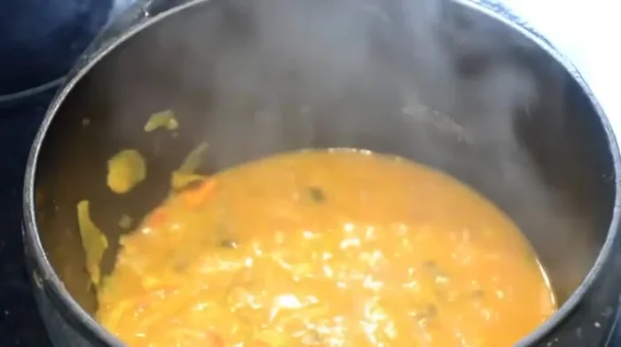 Après 40 minutes de cuisson des cailles, récupérer la sauce et la mixer jusqu'à obtenir un pesto. Ajouter du gruyère ou du yaourt (facultatif).