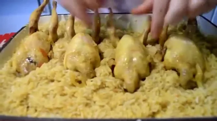 Placer le plat au four, couvrir avec du papier cuisson. Vérifier que le riz ne sèche pas, arroser avec de l'eau tiède si nécessaire. Laisser cuire au four pendant 25 minutes.