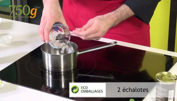 Préparer la sauce : Faire suer les échalotes dans une casserole avec un filet d'huile. Ajouter les raisins secs et le porto. Porter à ébullition, laisser réduire pour évaporer l'alcool.