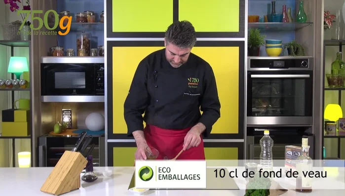 Terminer la sauce : Ajouter le fond de veau et laisser mijoter à feu doux pendant 5 à 6 minutes, jusqu'à réduction de moitié.