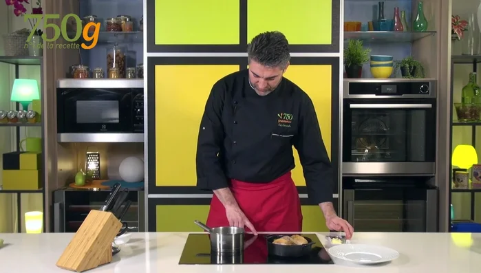 Dresser : Déposer les cailles dans les assiettes. Napper de sauce. Ajouter quelques cubes de foie gras et décorer avec du persil haché.