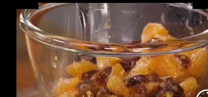 Assaisonner la préparation (dés de mandarines et raisins secs) avec du sel et du poivre. Ceci constitue la farce pour les cailles.