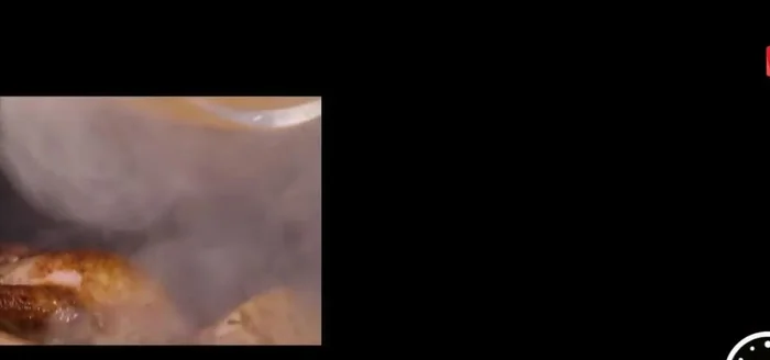 Laisser mijoter les cailles dans le jus de trempage des raisins.