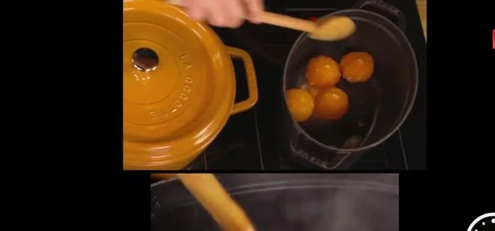 Faire rôtir les mandarines entières au beurre, miel, thym, sel et poivre, jusqu'à ce qu'elles soient brillantes.
