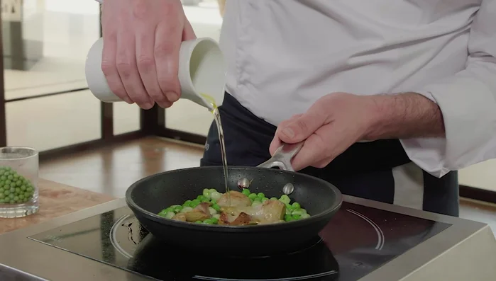 Déglacer avec un peu d'eau pour finir la cuisson des légumes.