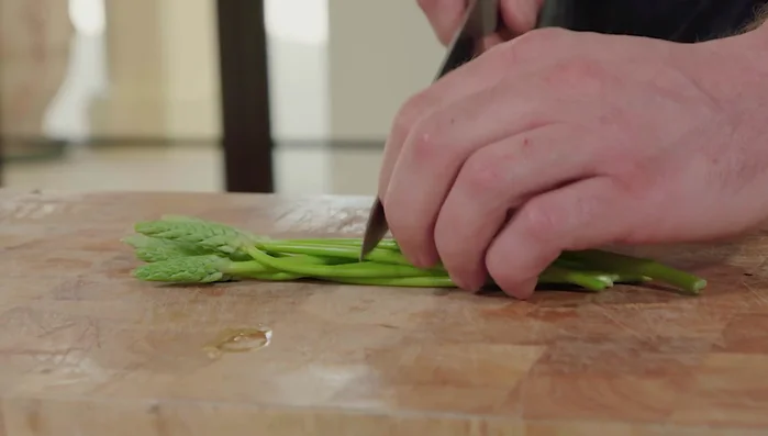 Couper les asperges sauvages en deux (garder les têtes). Faire sauter les queues avec les autres légumes.
