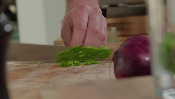 Émincer finement les têtes d'asperges et les mélanger avec une brunoise d'oignons rouges.