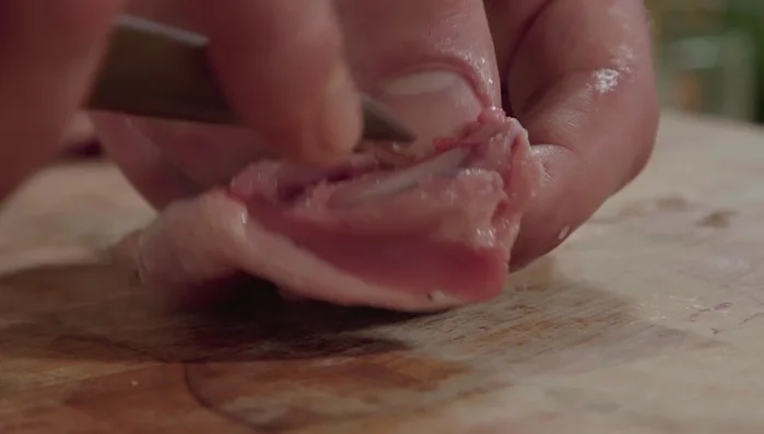 Retirer l'os du bas des cuisses de caille.