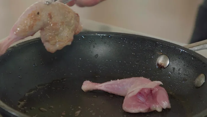Cuire les cuisses et les filets de caille côté peau jusqu'à coloration brune. Ajouter une noisette de beurre pour arrêter la cuisson.