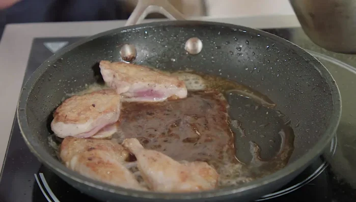 Arroser avec du beurre et du bouillon pour déglacer. Retirer les cailles et laisser réduire le jus.